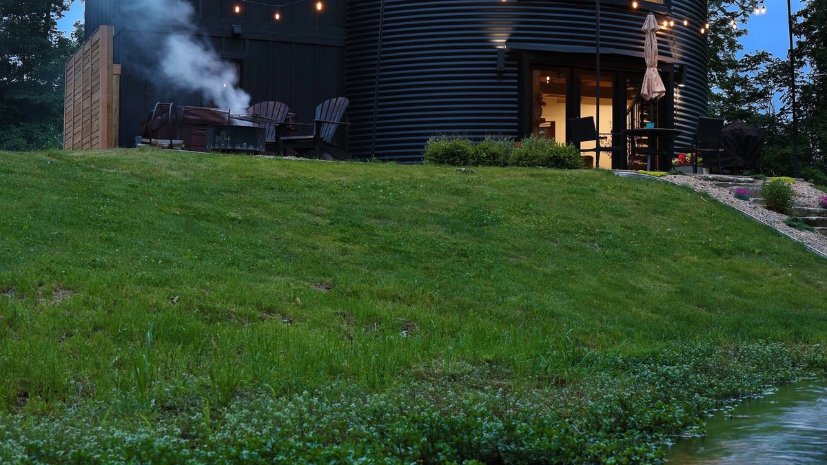 Vandalia Cabin | The Grain Binn: Lux/hot tub/unique stay/king bed/gas fireplace