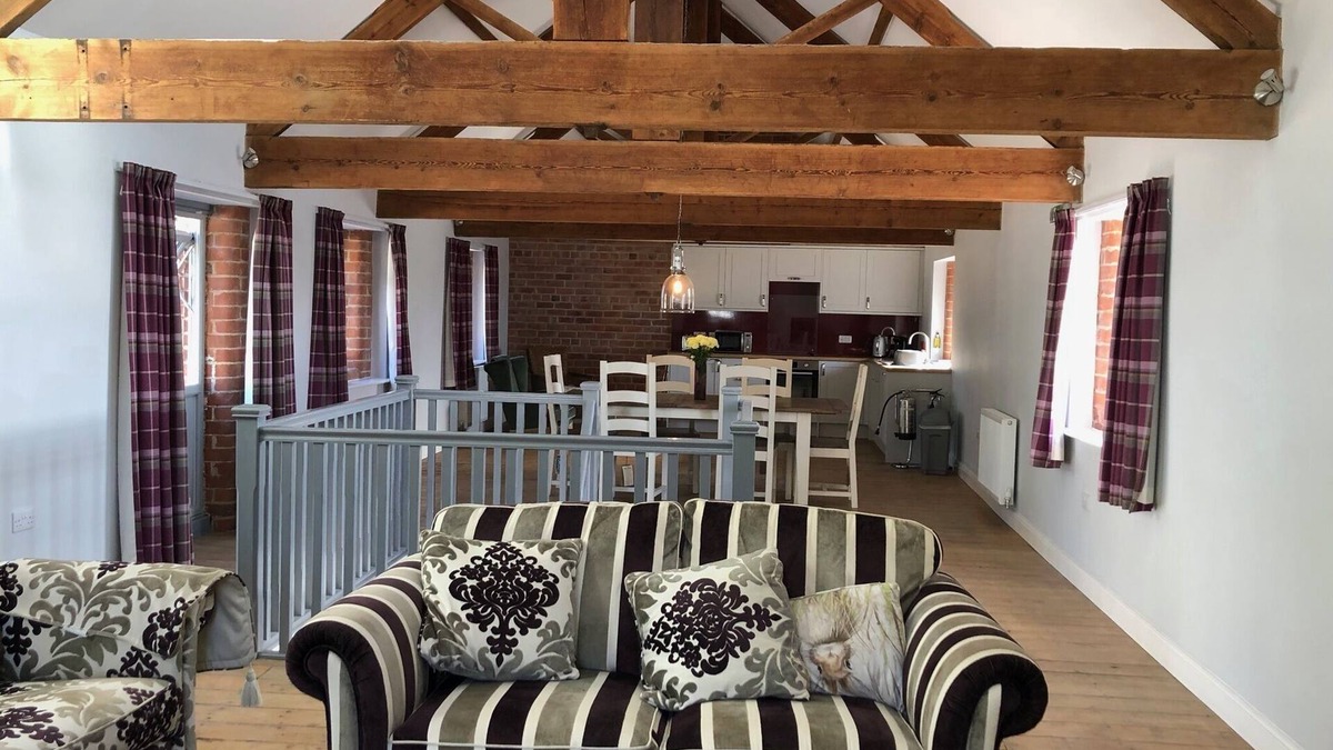 Cottingham House | The Granary, 3 bedroom Cottage with hot tub. Wolds Way Cottages