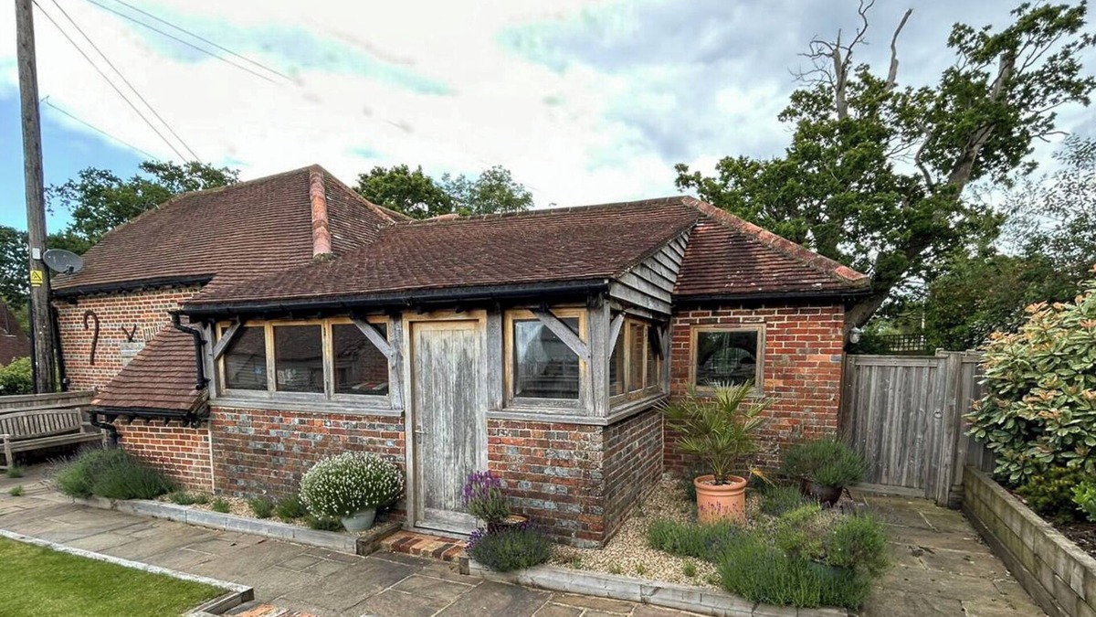 Upper Dicker House | The Granary - A luxurious cosy Grade II listed 18th century barn conversion