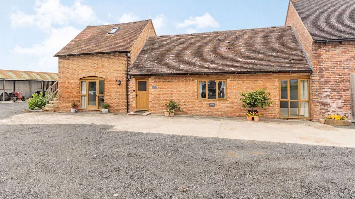 Evesham Cottage | THE GRANARY AT LANE END FARM, romantic, with a garden in Broadway