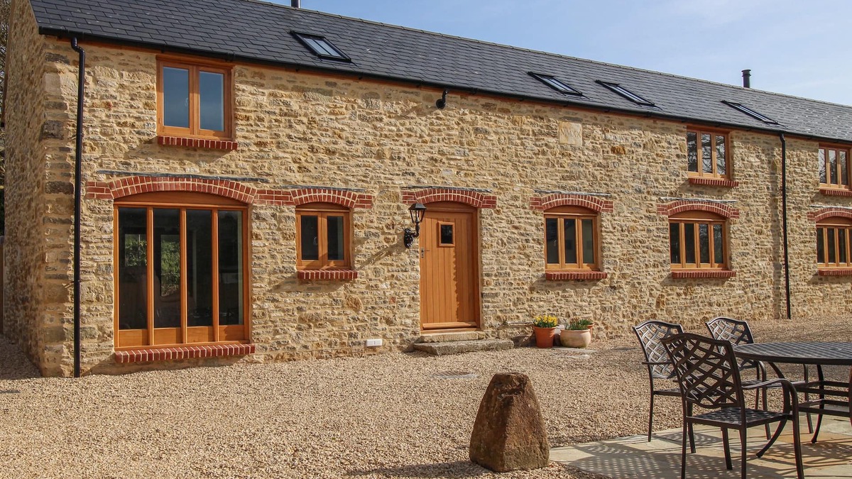 Burton Bradstock House | THE GRANARY, BURTON BRADSTOCK, family friendly in Burton Bradstock