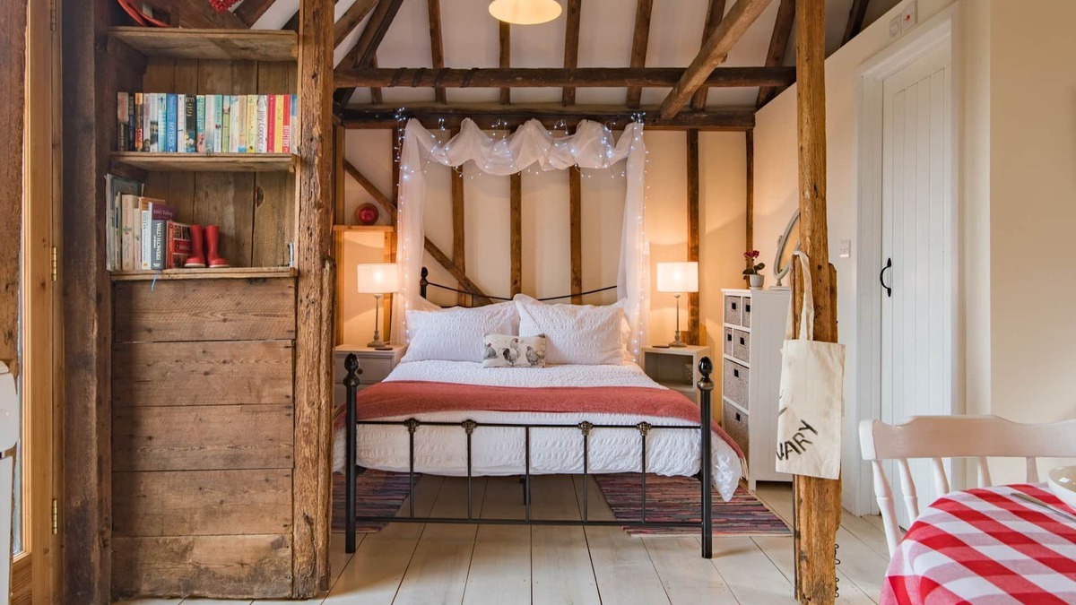 Petham Cottage | The Granary by Bloom Stays - cute lodge sleeps 2 guests in 1 bedroom