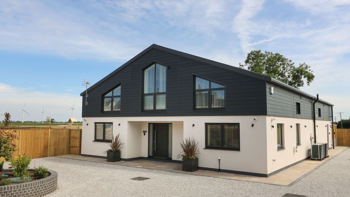 Selby Cottage | THE GRANARY, family friendly, with hot tub in Drax, North Yorkshire