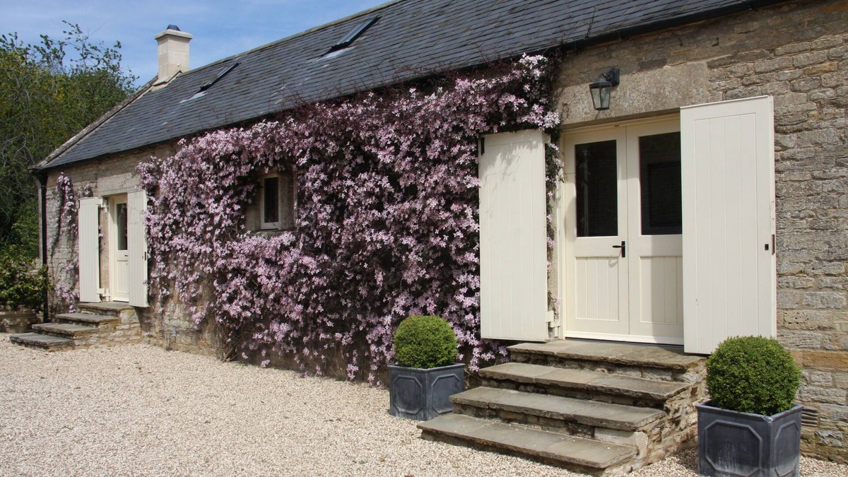 Bourton Cottage | The Granary is in a rural location, perfect for families, couples and pets.