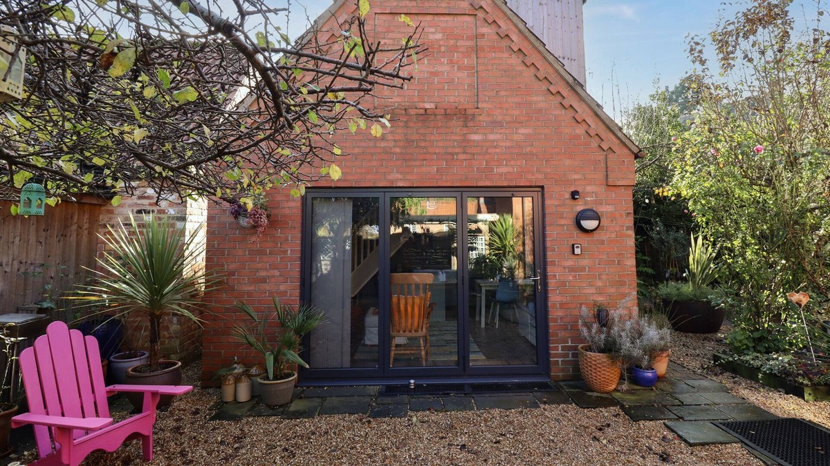Gainsborough Cottage | THE GRANARY OWL HOUSE, romantic, with a garden in Pilham