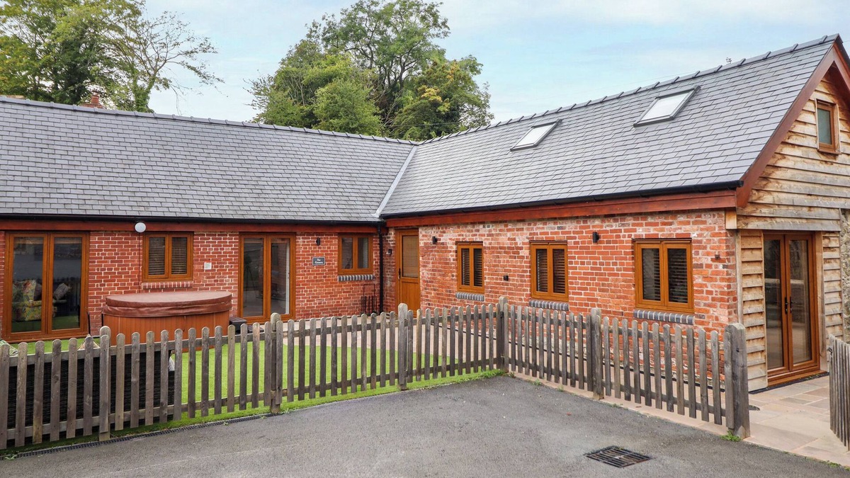 Montgomery Cottage | THE GRANARY, pet friendly, character holiday cottage in Montgomery