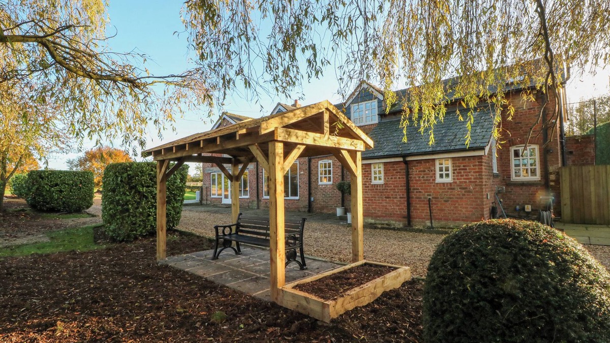 Knutsford Cottage | THE GRANARY, pet friendly, character holiday cottage in Knutsford