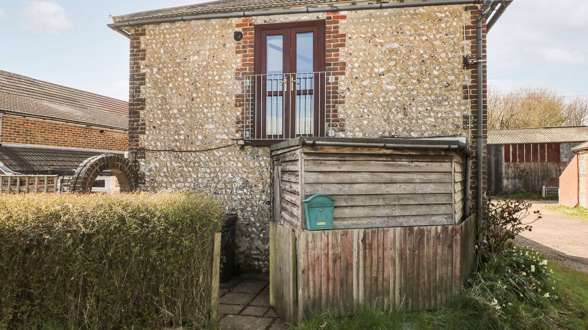 Edburton Apartment | THE GRANARY, pet friendly, with a garden in Fulking