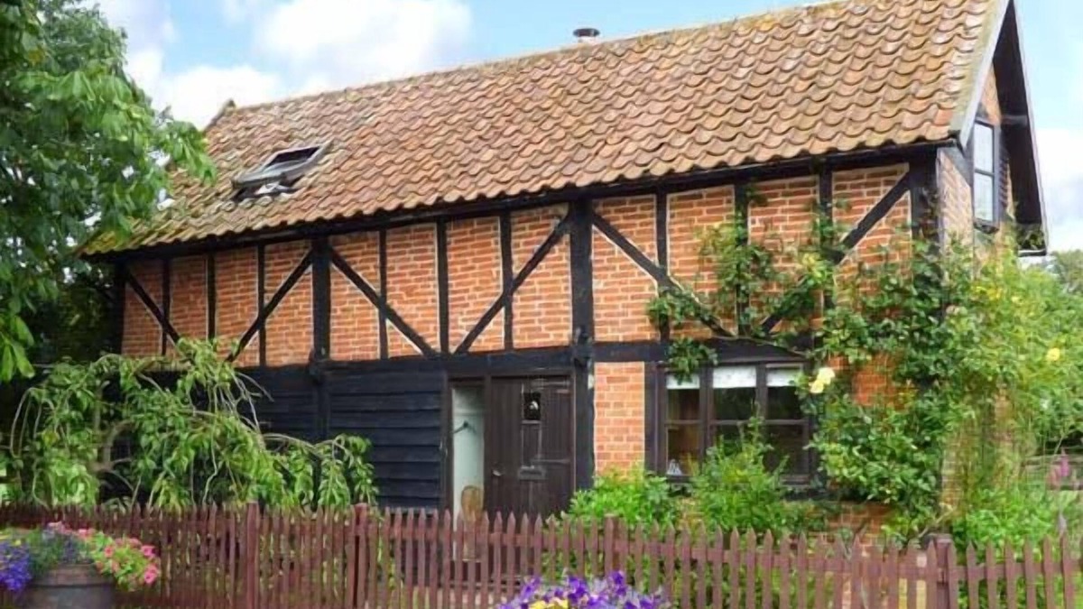 East Dereham Cottage | THE GRANARY, pet friendly, character holiday cottage in Hingham