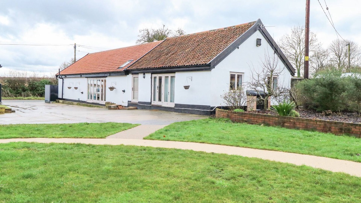 Hethel Cottage | THE GRANARY, pet friendly, with a garden in Long Stratton