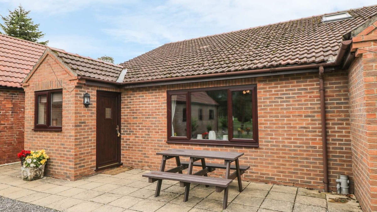 Storwood Cottage | THE GRANARY, pet friendly, with a garden in York