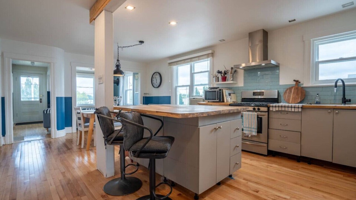 Granby Apartment | The Granby|2 Bedrooms Apt | Lake Front| 10 min Zoo
