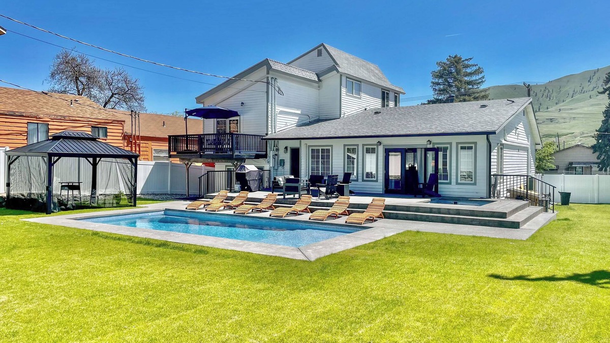 Chelan House | 'The Grand Chelan' Group Getaway: Pool & Hot Tub