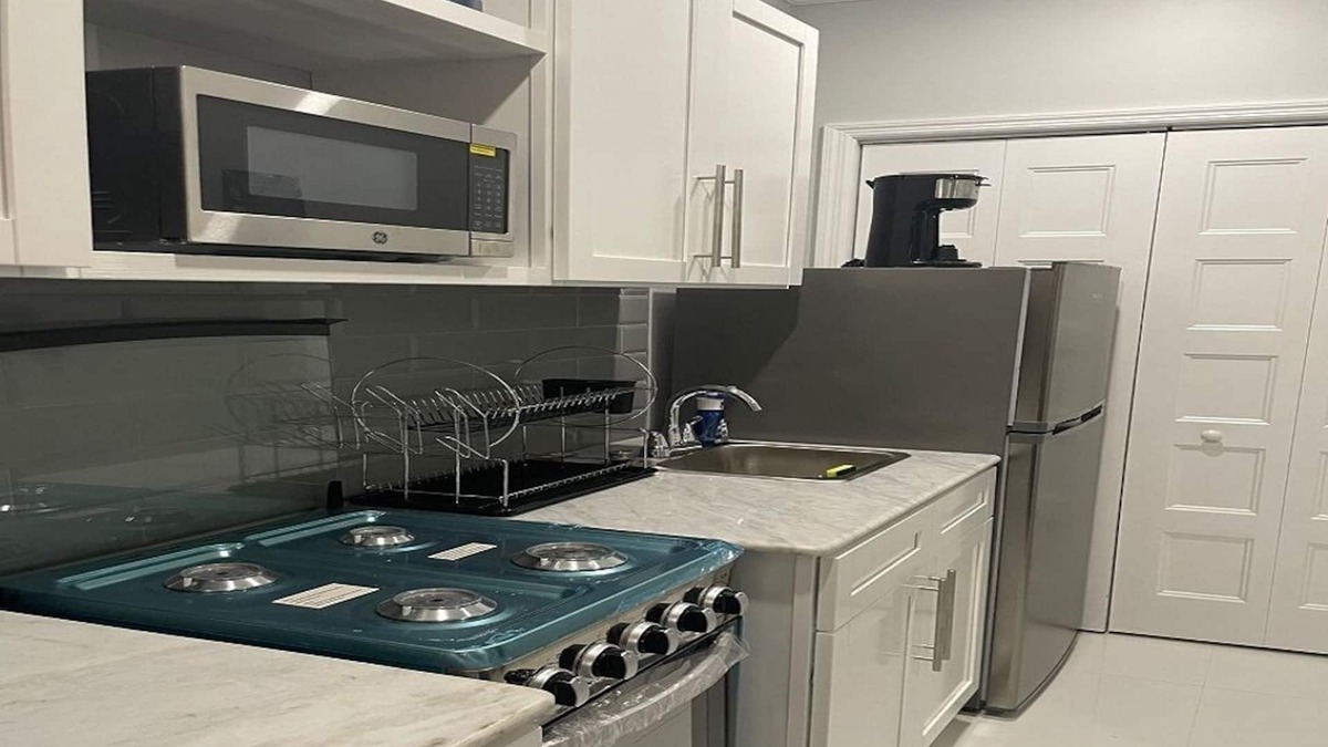 Nassau Cottage | The "Grand Door" Cottage - 15 min from Beach & Airport