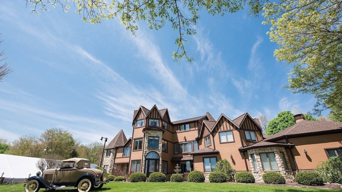 Schenley House | The Grand Estate in Freeport PA just NE of Pittsburgh Pa Private Pool