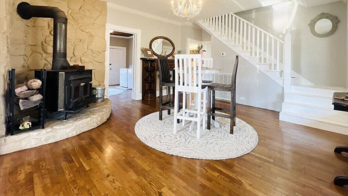 Fort Payne House | The Grand House - With Accessibility | Family Rooms | Fenced Yard | Dog Friendly