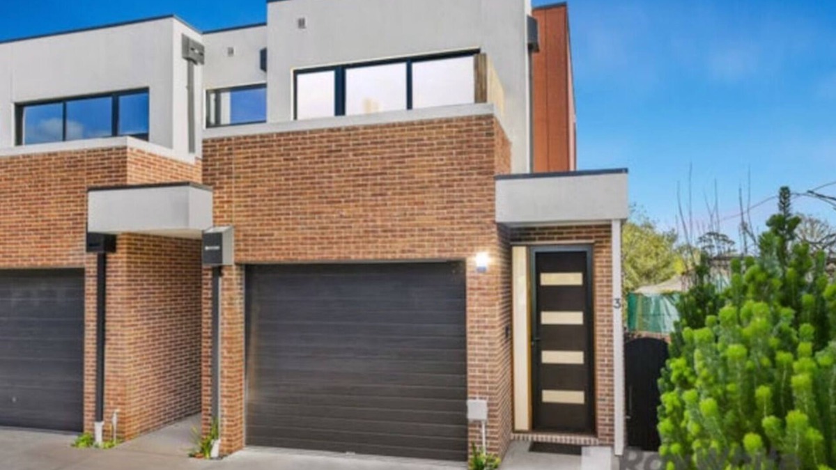 Dandenong House | The Grand Luxe Villa (Unit 3/64)
