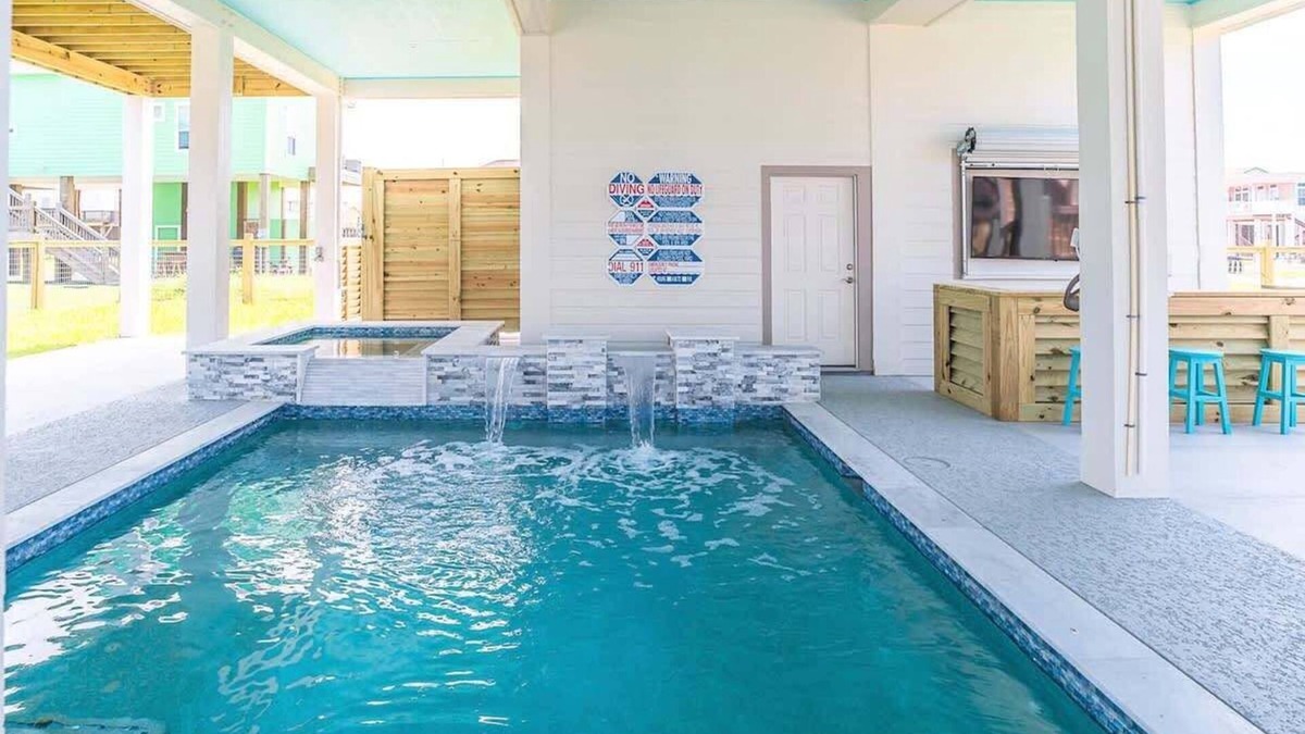 Crystal Beach House | The Grand Pearl: Private Pool & Spa ~ Beach Access