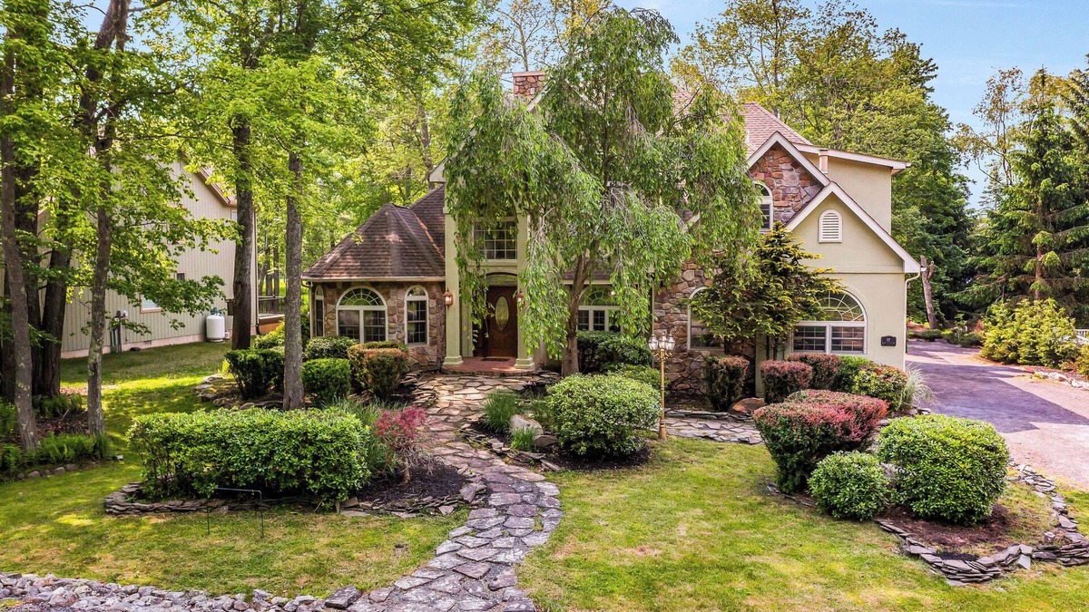 Lake Harmony House | The Grand Sage | 10BR Retreat w/Hot Tub, Sauna, Luxe Furnishings, King Beds