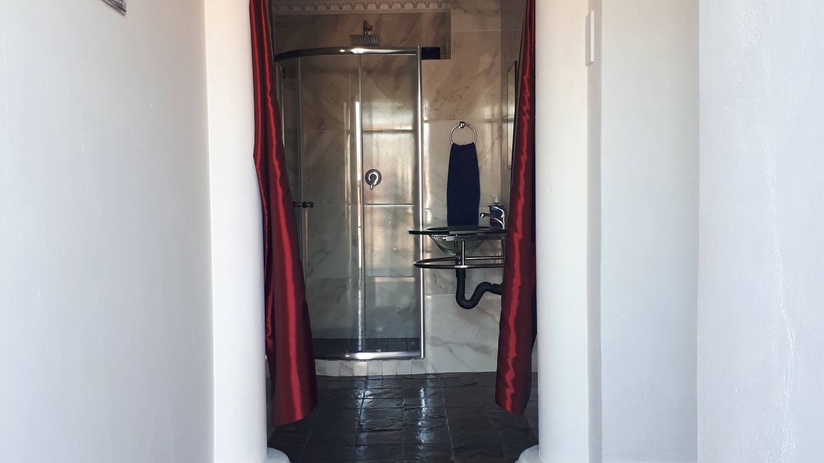 Ekurhuleni Apartment | The Grande Room is 15 minutes from OR Tambo Airport. Walk to all amenities