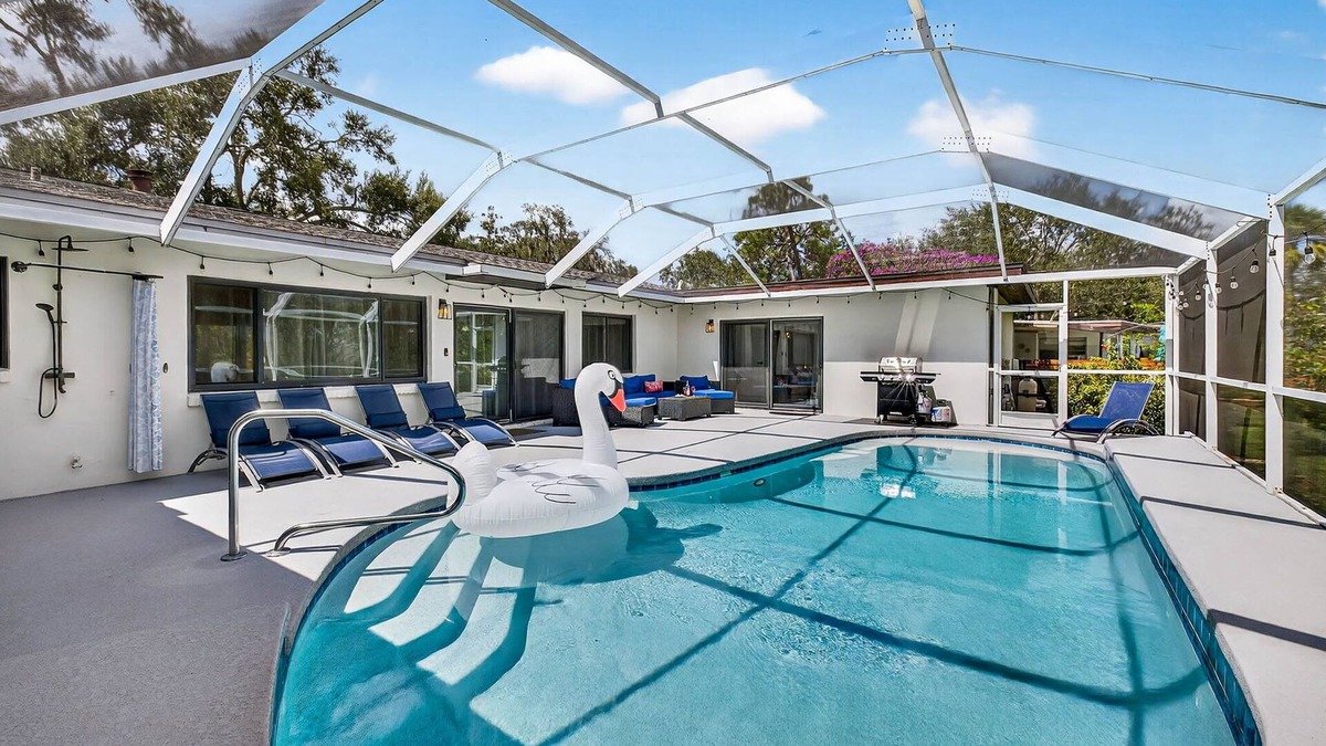 Temple Terrace House | The Grandview | A Luxe Family Retreat w/Pool