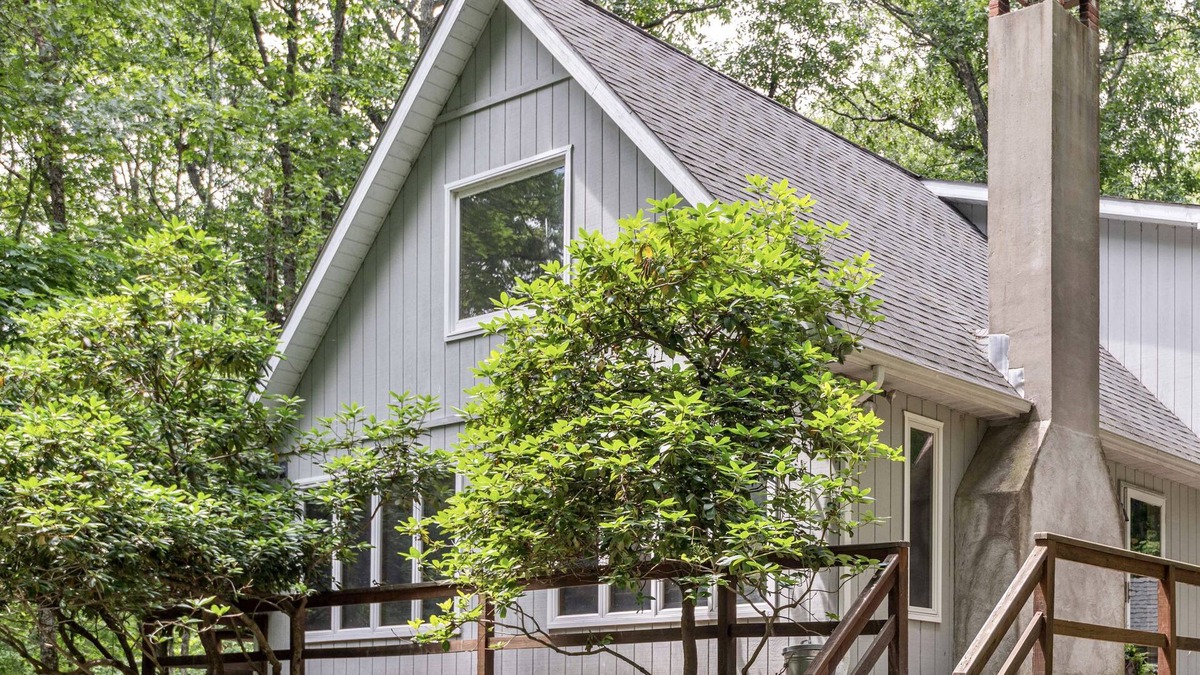 White Mills Ski Chalet | The Gray Chalet - private lot close to Lake Wallenpaupack & downtown Hawley