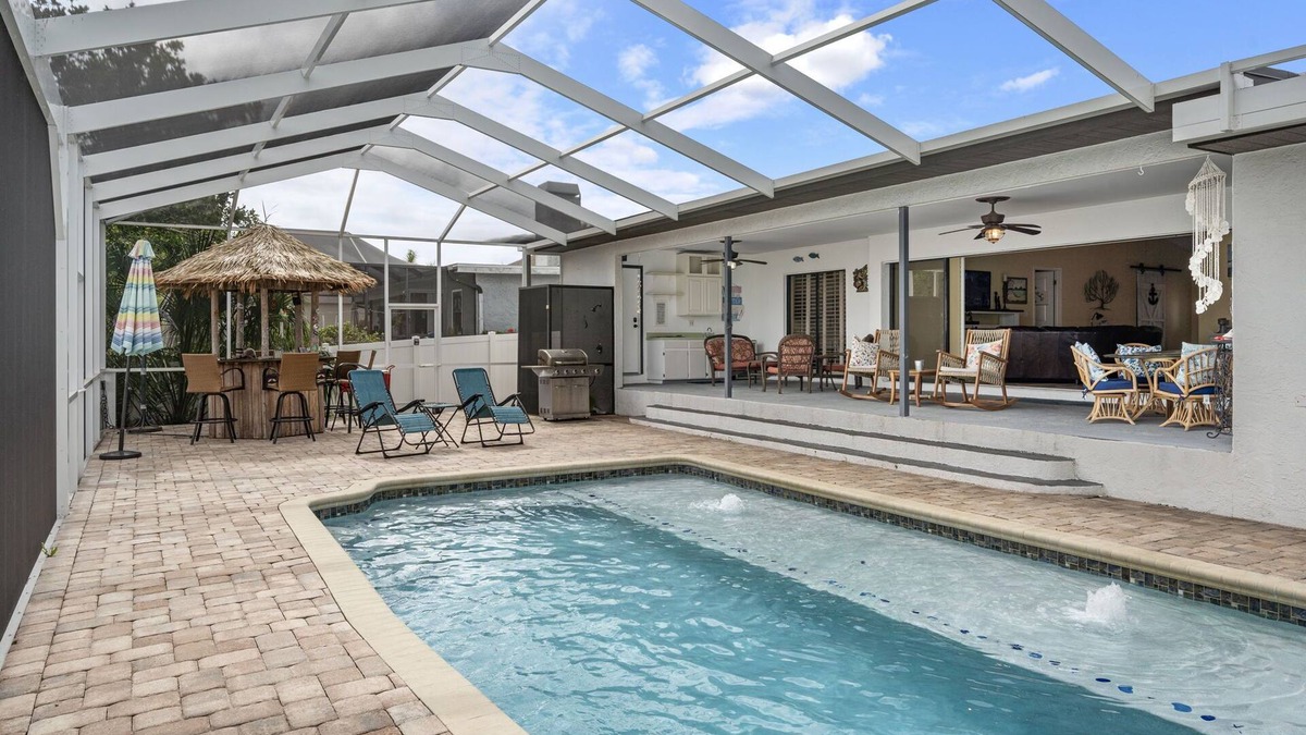 Apollo Beach House | The Gray Dolphin at Casa de Kingston — Waterfront Oasis in Apollo Beach