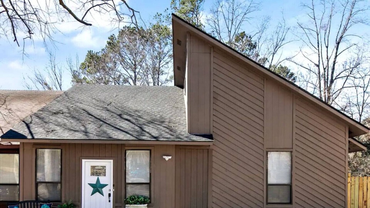 Westover House | The Great Dane. 3BD/3.5BA, 1mile from Bragg