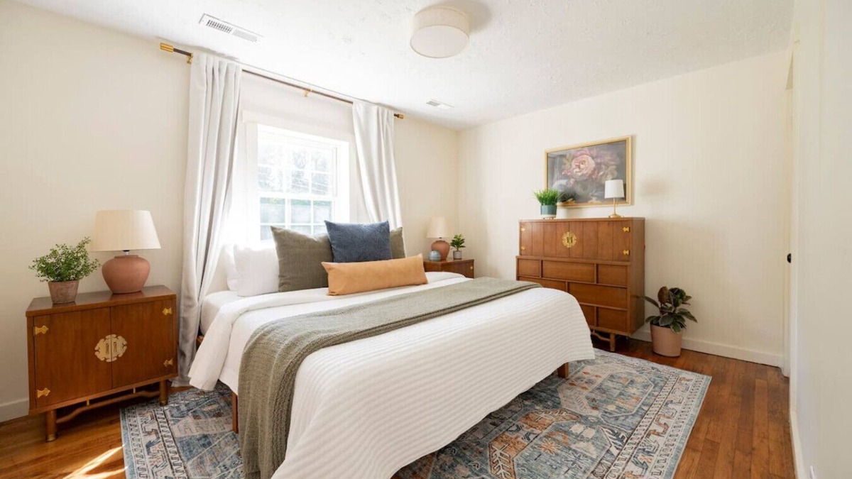 Lynchburg House | The Green Bungalow | KING Bed | WiFi | *Fire Pit*