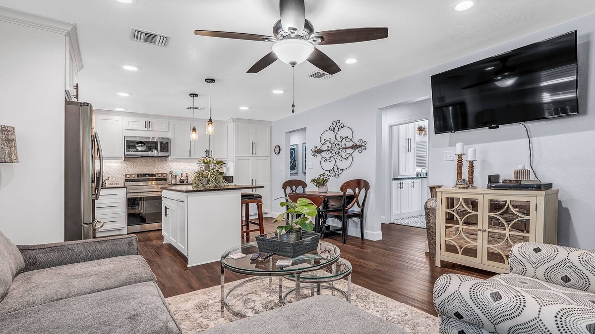 Brenham House | The Green Emerald Close to Down Town Brenham