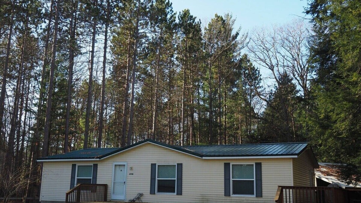 Interlochen House | The Green Lake Getaway - Shared Lake Access!