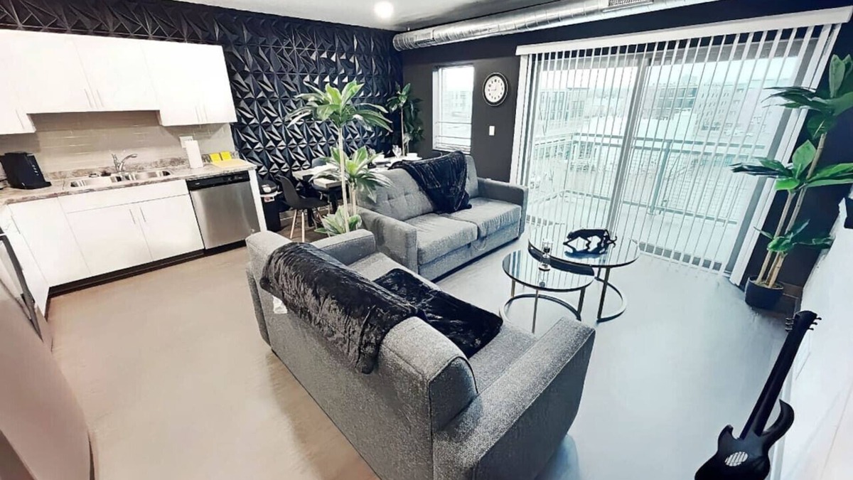 Downtown Des Moines Apartment | The Green & Onyx Escape