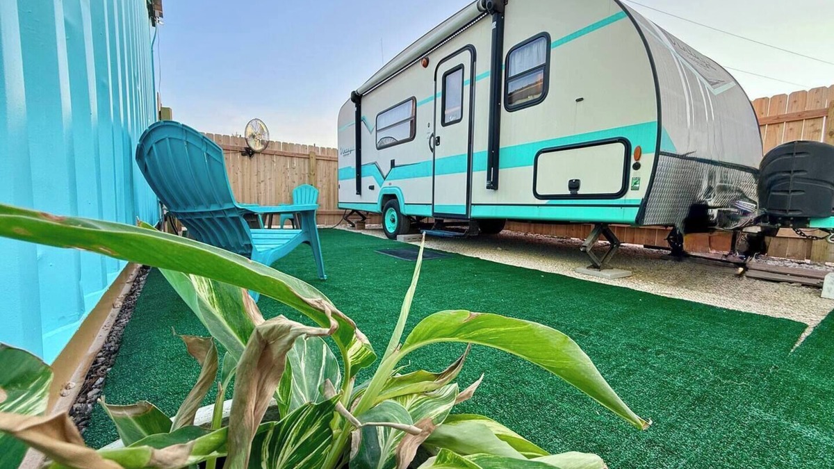 Austin House | The Green Room Getaway @ Drinks Backyard - near COTA