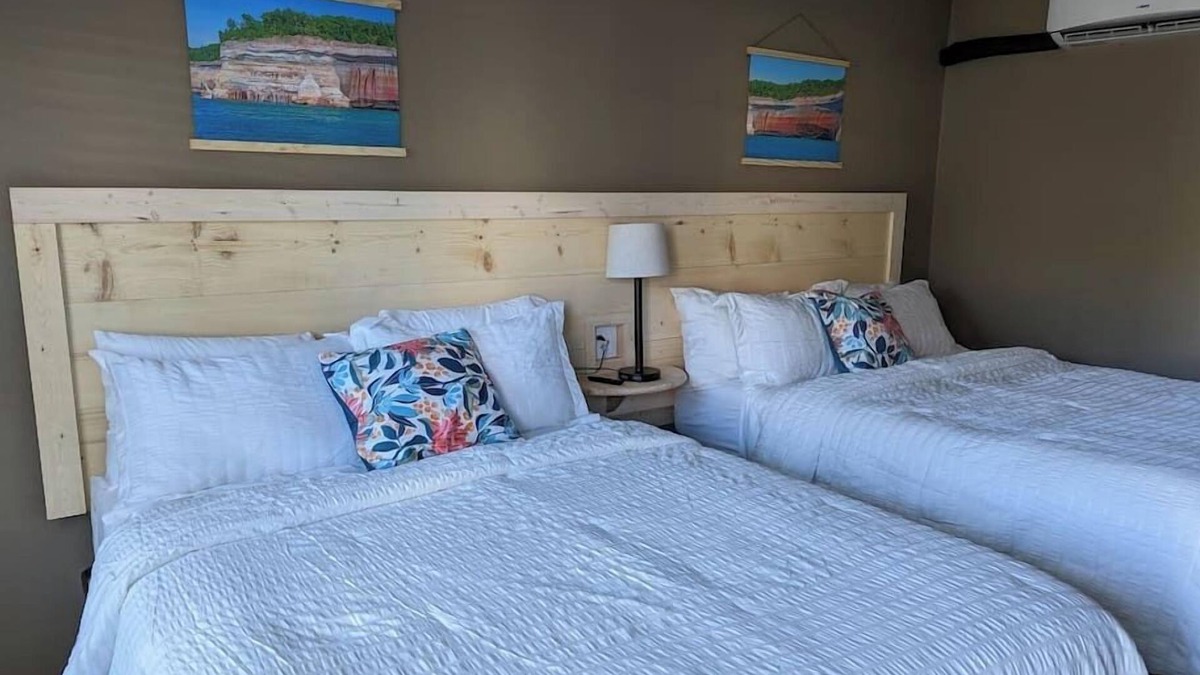 Munising Hotel | The Greenland Motel - Room No.2