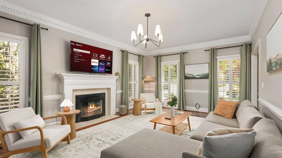 Greensboro House | The Greensboro Manor | HotTub + FirePit + Basketball Court + 15 Min To Sedgefield CC