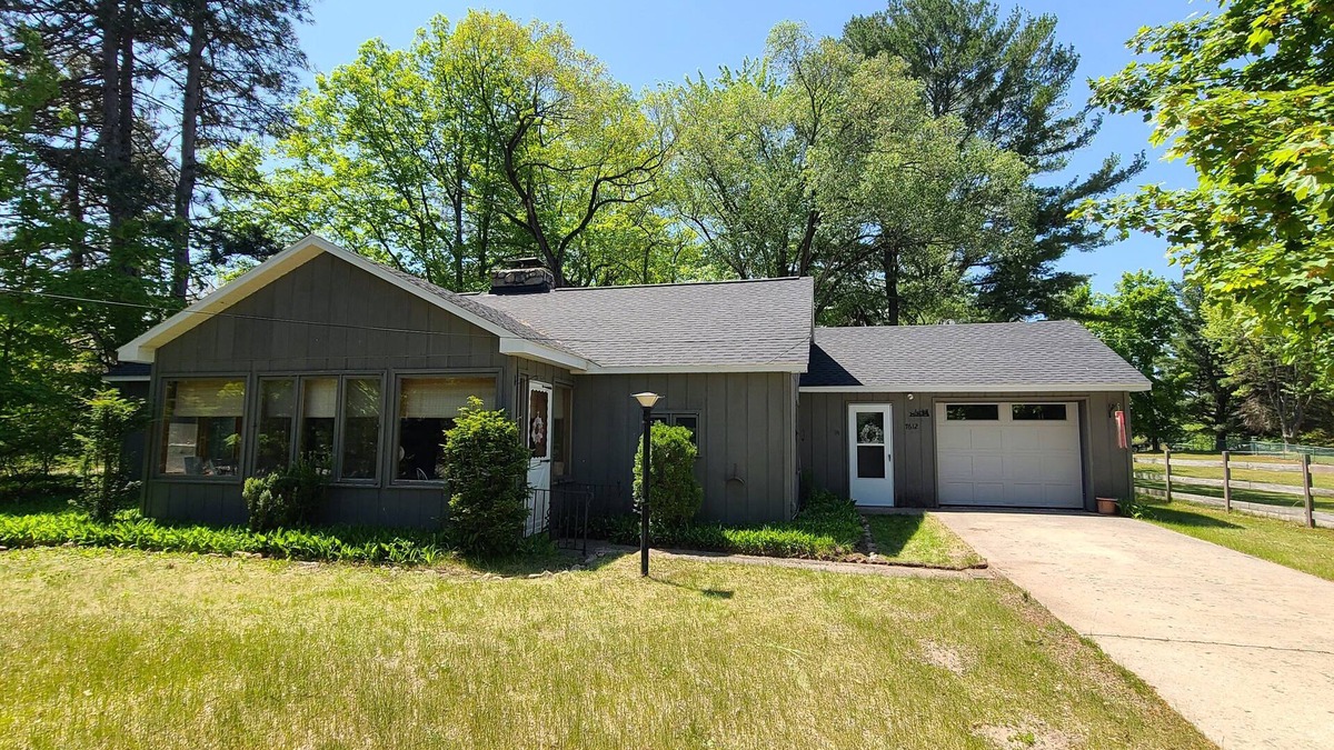 Alden Cottage | THE GREY HAVENS: Cozy Cottage w/Private Torch Lake Frontage