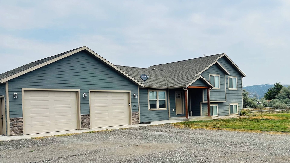 Helena House | The Grey House is 2 minutes to the Lake 5 minutes to Fox Ridge golf course.