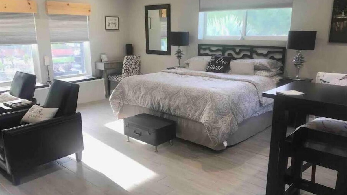 Hollywood Hills Apartment | The Grey Room Suite 1BR Private Hollywood, FL