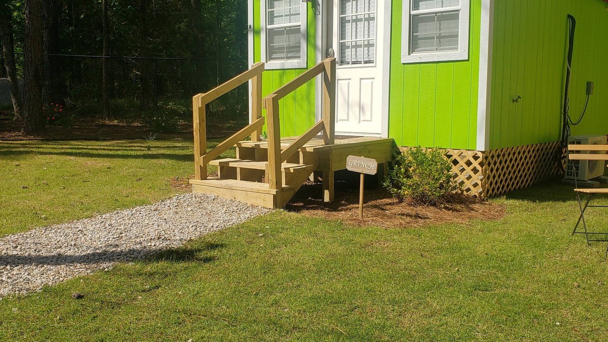 Auburn Cabin | The Griinch- Cozy Tiny House 9 Miles to AUBURN AL & Jordan Hare Stadium
