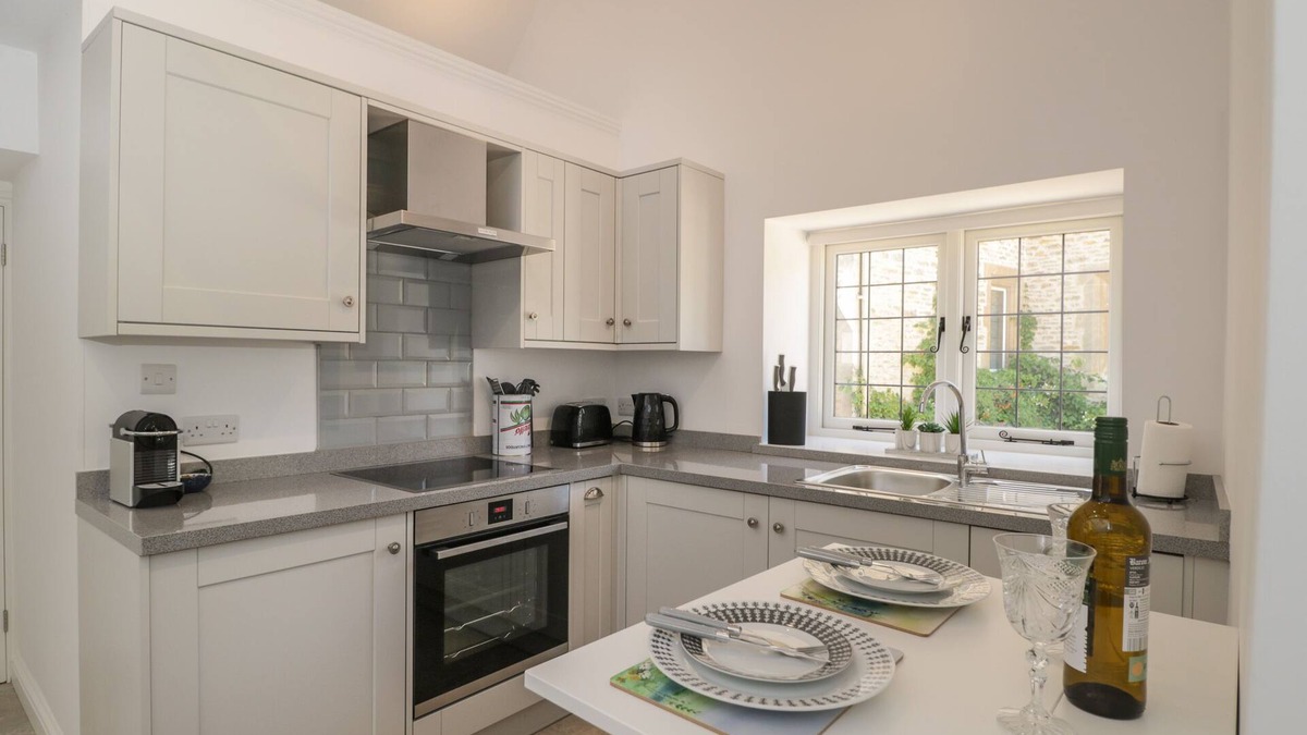 Malmesbury Cottage | THE GROOMS FLAT, romantic, character holiday cottage in Sherston