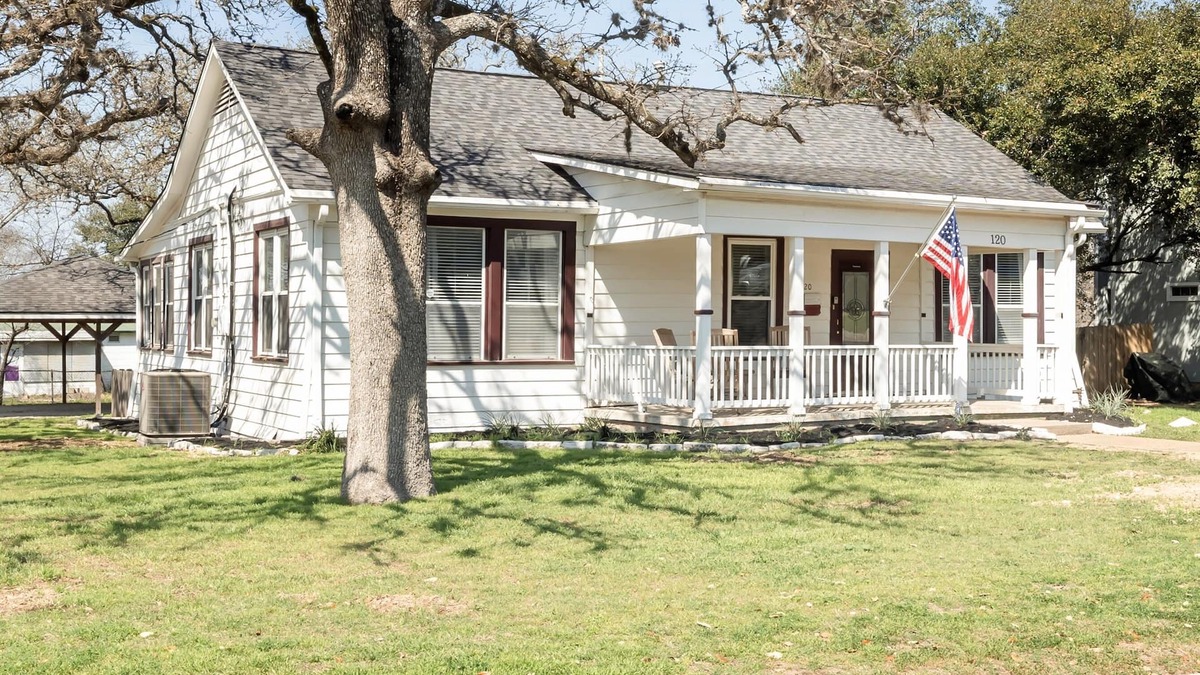 Country Club Estates House | The Grove: King Beds-100" TV-Close to Texas A&M