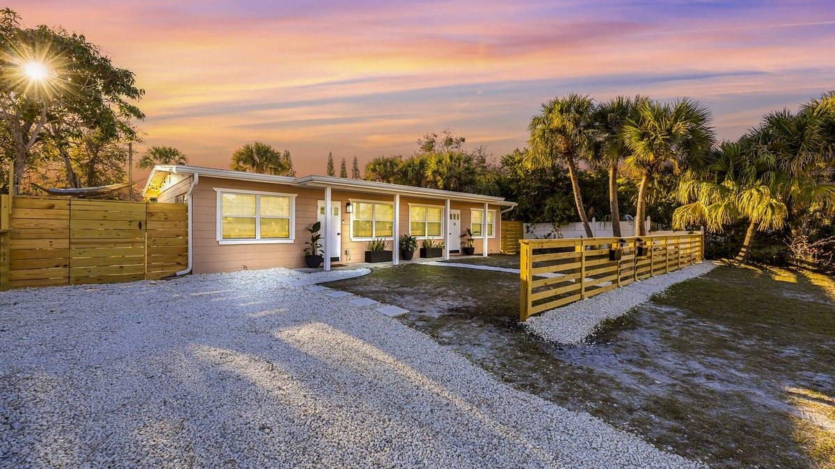 Tropic House | The Guava House - Coastal Arts District Getaway