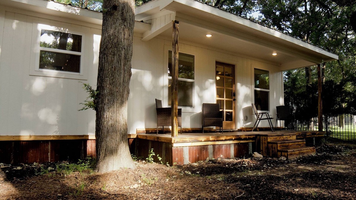 Pecan Acres Cottage | THE GUEST HOUSE AT EAGLE MOUNTAIN LAKE