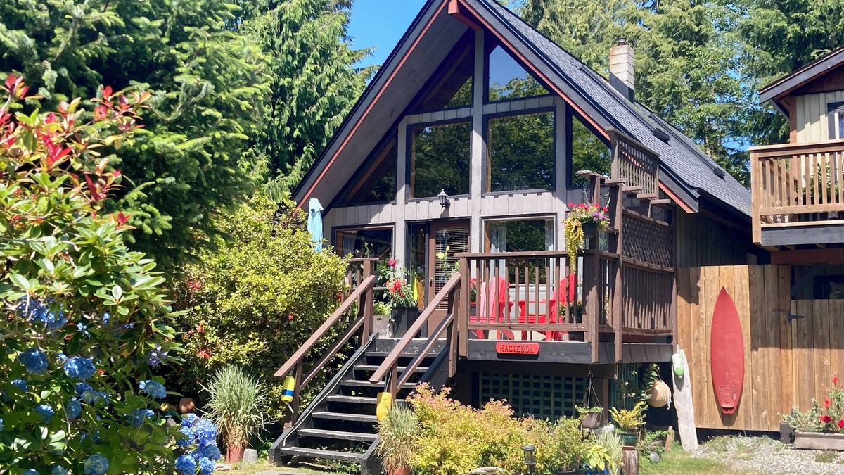 Tofino House | The Hacienda on South Chesterman. One minute walk to the beach. Relax and Unwind