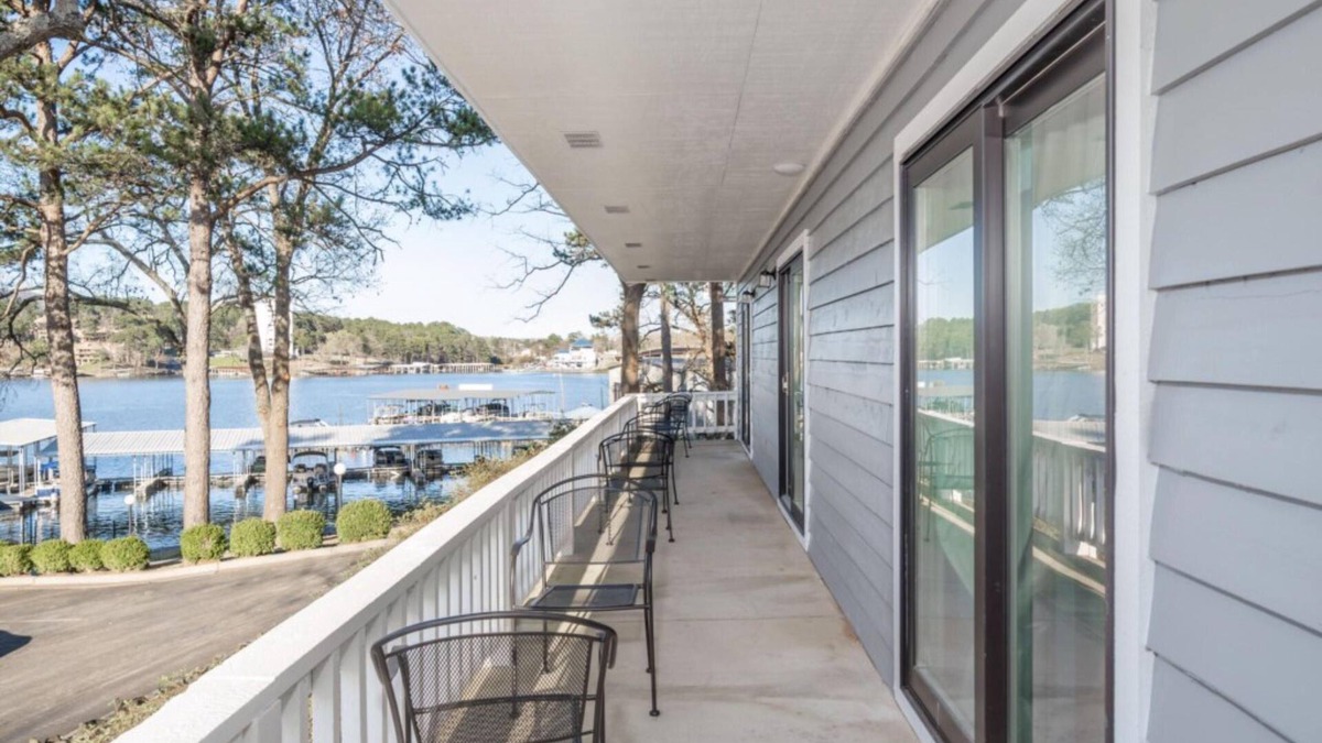 Rockwell Hotel | The Hamilton - Lakefront & Studio Suites, Hot Springs