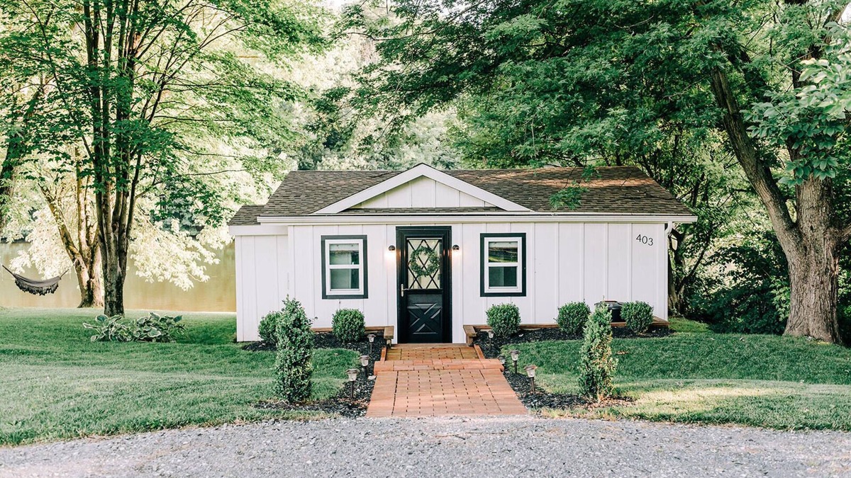 Virginville Cottage | "The Hammock" by the lake