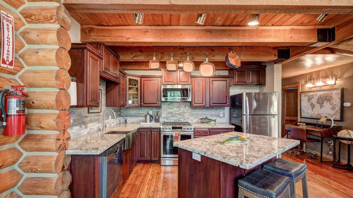 Shasta Lake Apartment | The Happy Bear Main House