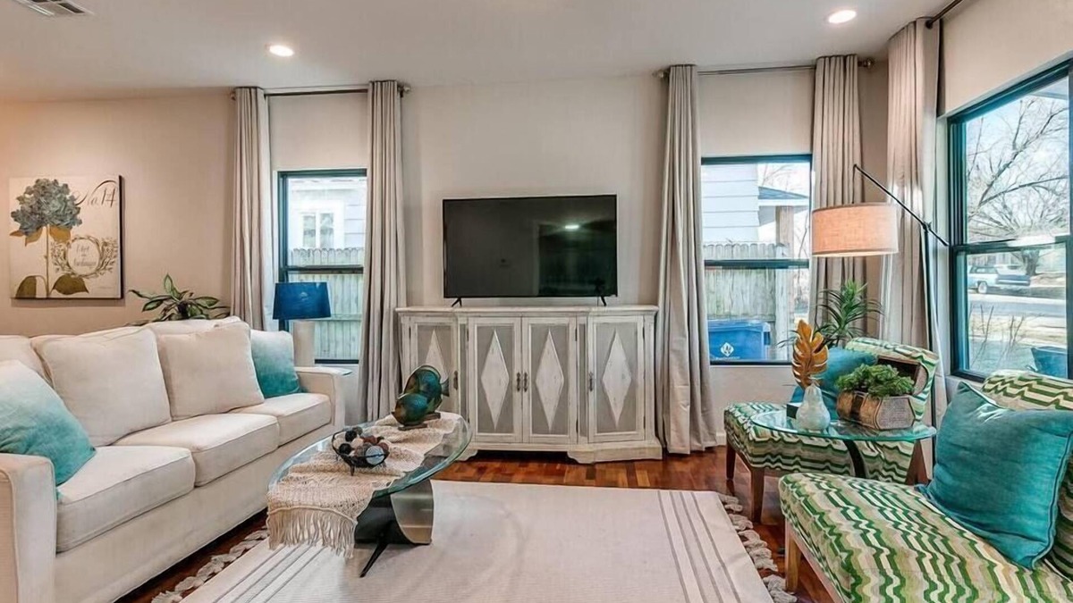 Guthrie House | The Happy Home // WIFI // SLEEPS 8
