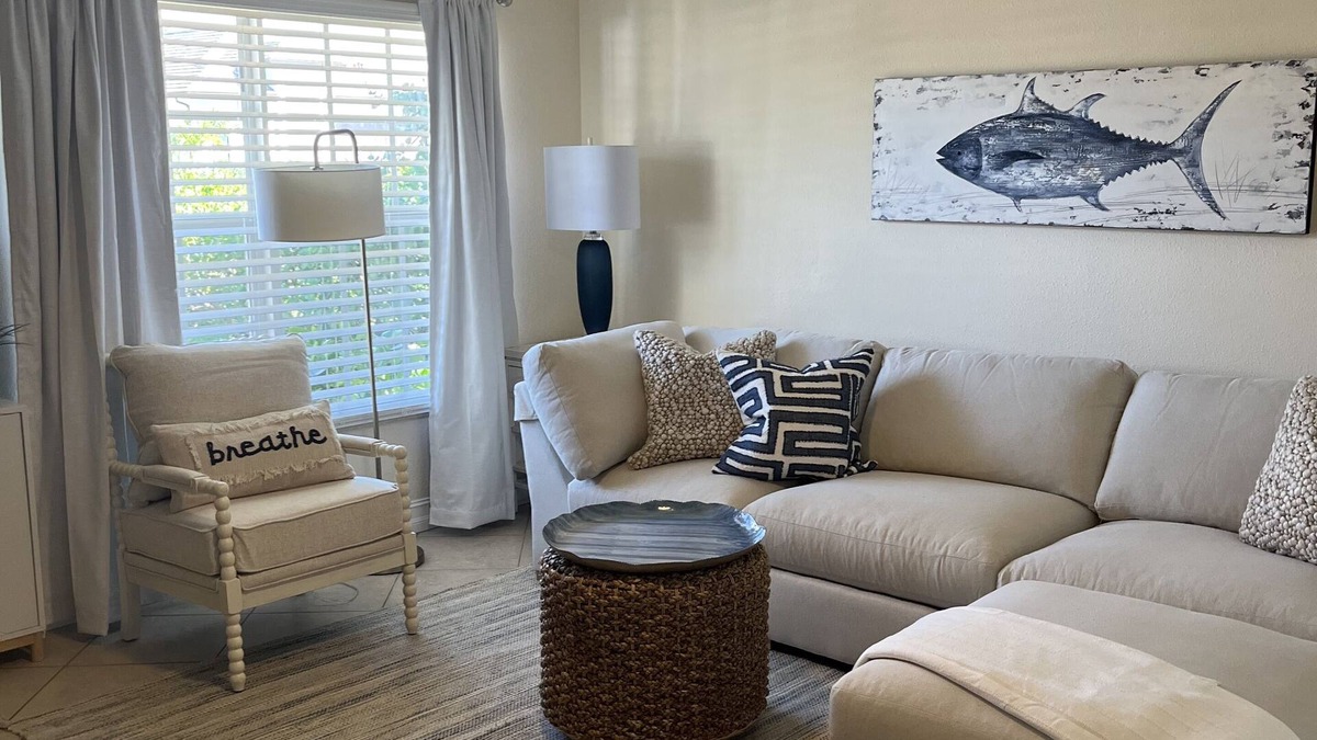 Naples Park House | The Happy Place 4 blocks to the beach 2/2 large backyard!