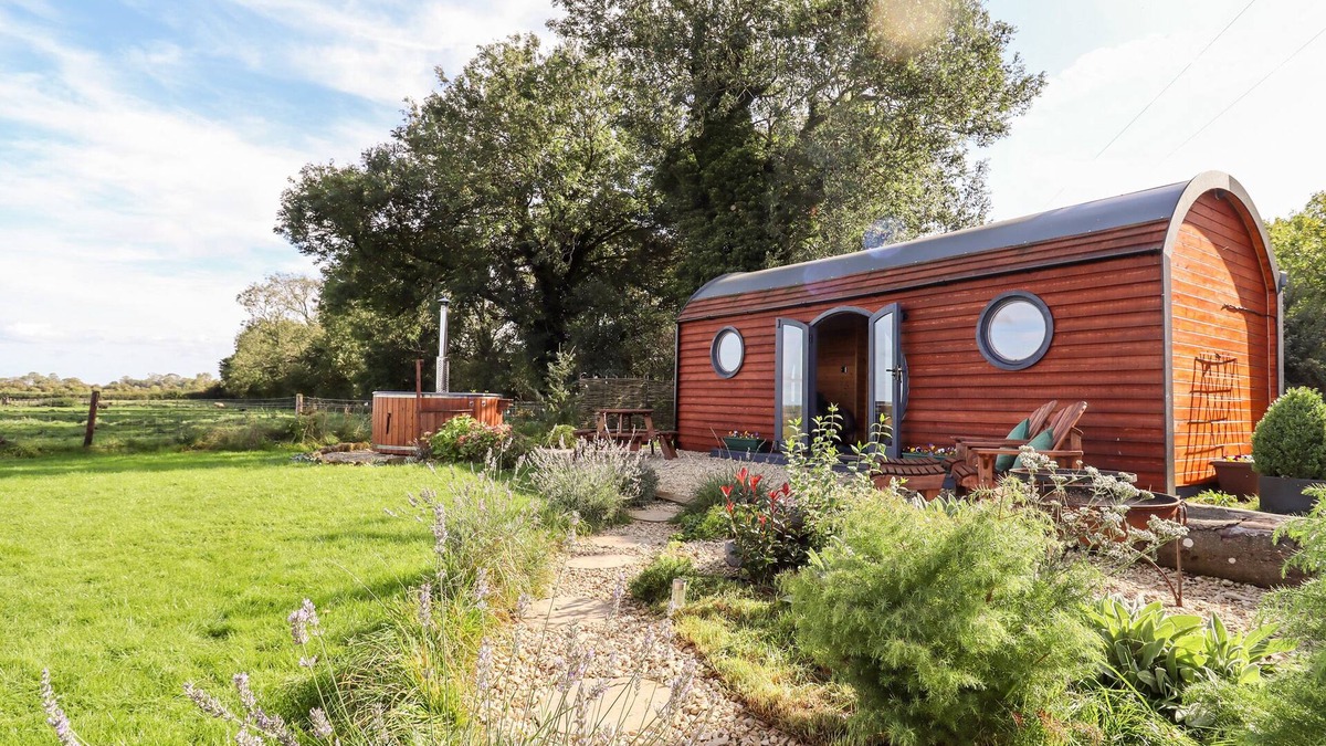 Chipping Norton Cottage | THE HAPPY VALLEY POD, romantic, with hot tub in Chipping Norton